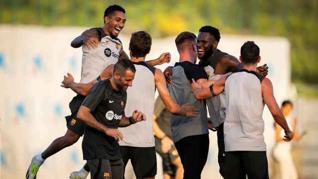 Los jugadores del Barça, sonrientes tras reencontrarse en el campo / FCB