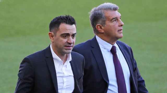 Xavi y Laporta, en la presentación del egarense como nuevo técnico del Barça