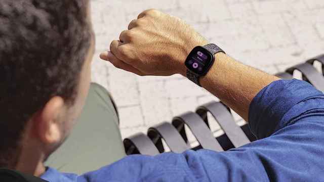 Controla tu actividad física con este smartwatch Fitbit ¡que ahora está rebajado 80 euros en Amazon!
