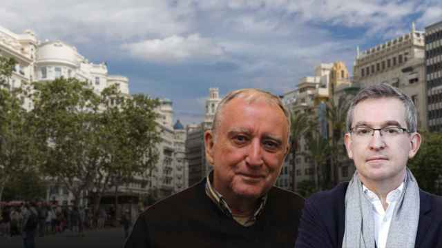 Los escritores valencianos Rafael Chirbes y Santiago Posteguillo, con la ciudad de Valencia de fondo