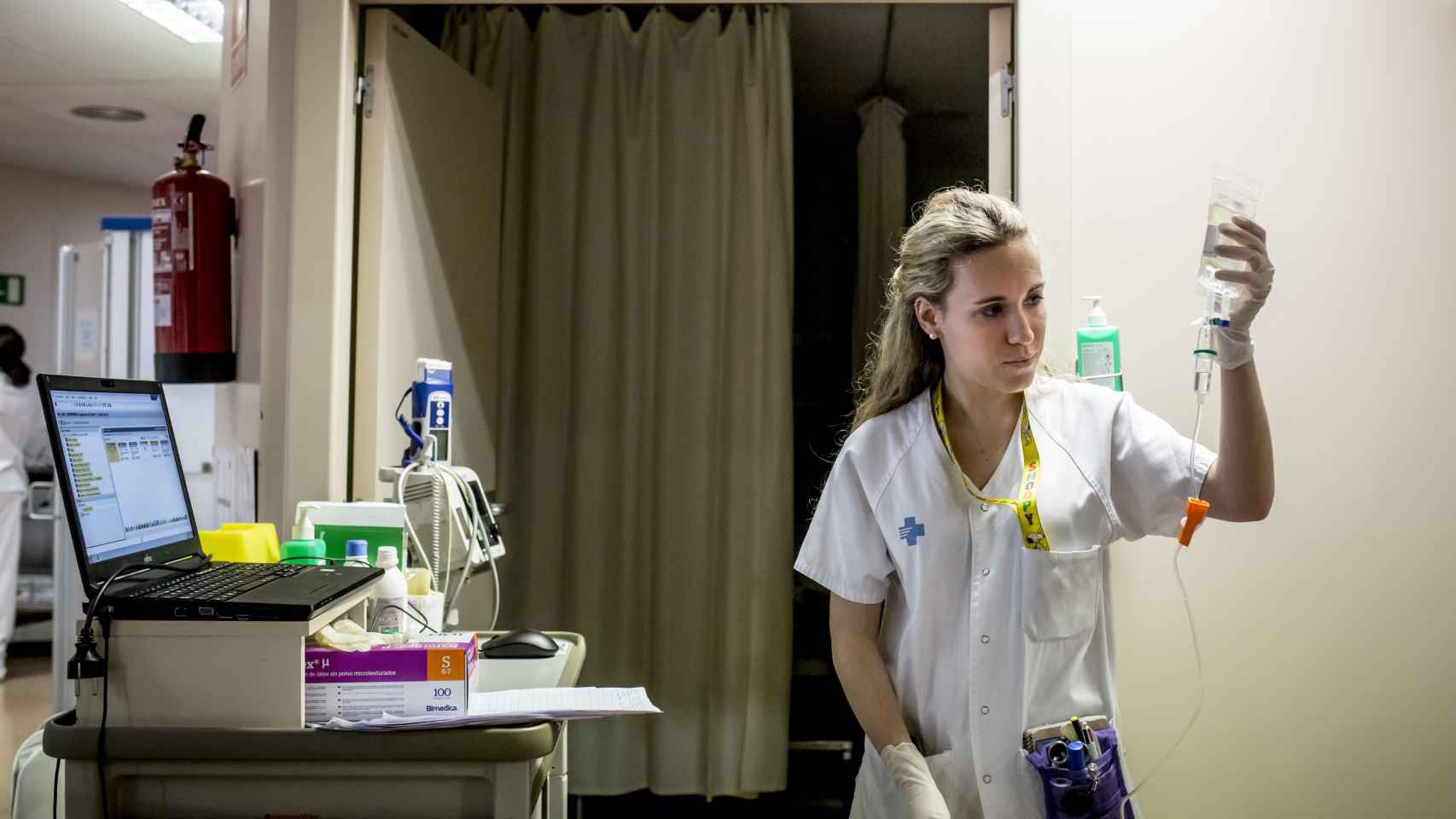 Una enfermera prepara medicación en urgencias del Hospital Universitario Vall d'Hebron