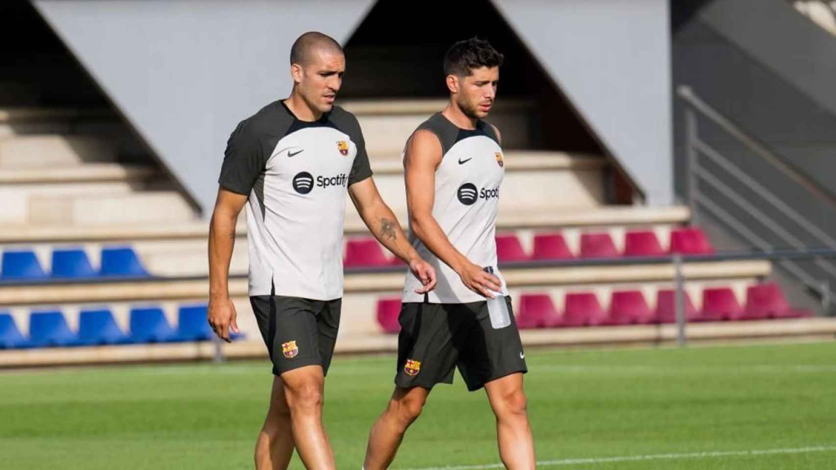 Oriol Romeu y Sergi Roberto en un entrenamiento del Barça