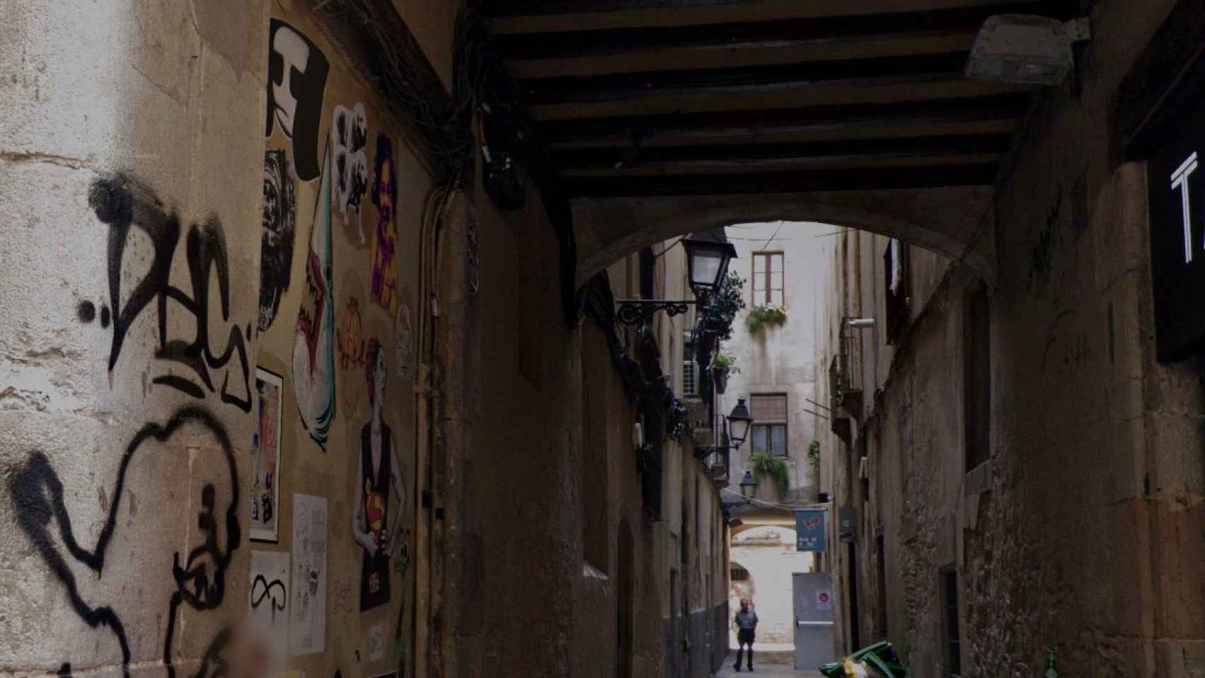 Calle Arc de Sant Vicenç (Barcelona), donde el acusado asfixió a la segunda víctima, en un portal