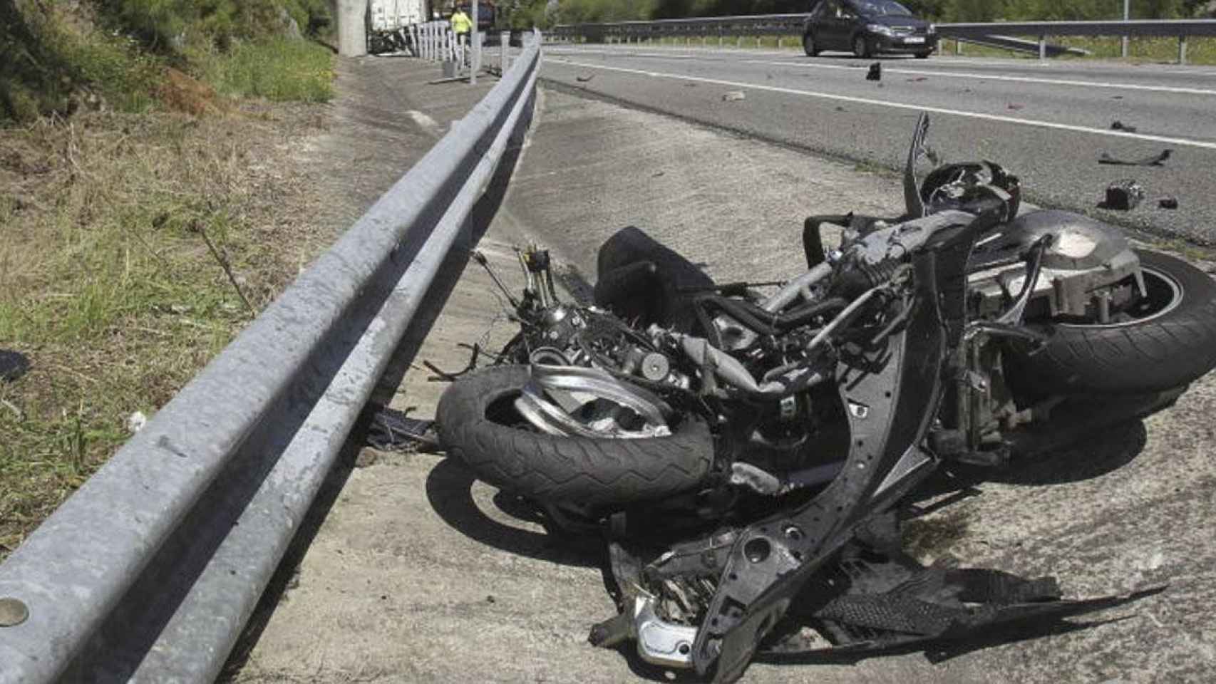 Una moto, tras haber sufrido un accidente, en una imagen de archivo