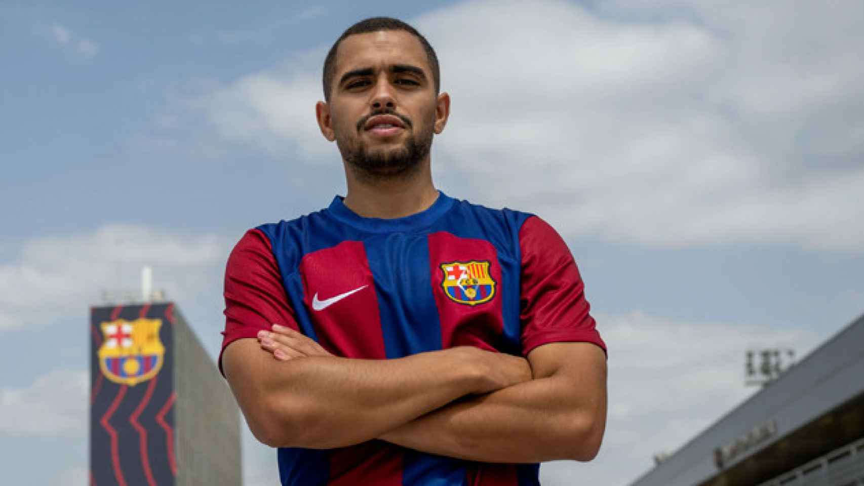 Moha Moukhliss posa con la camiseta del Barça B 2023-24