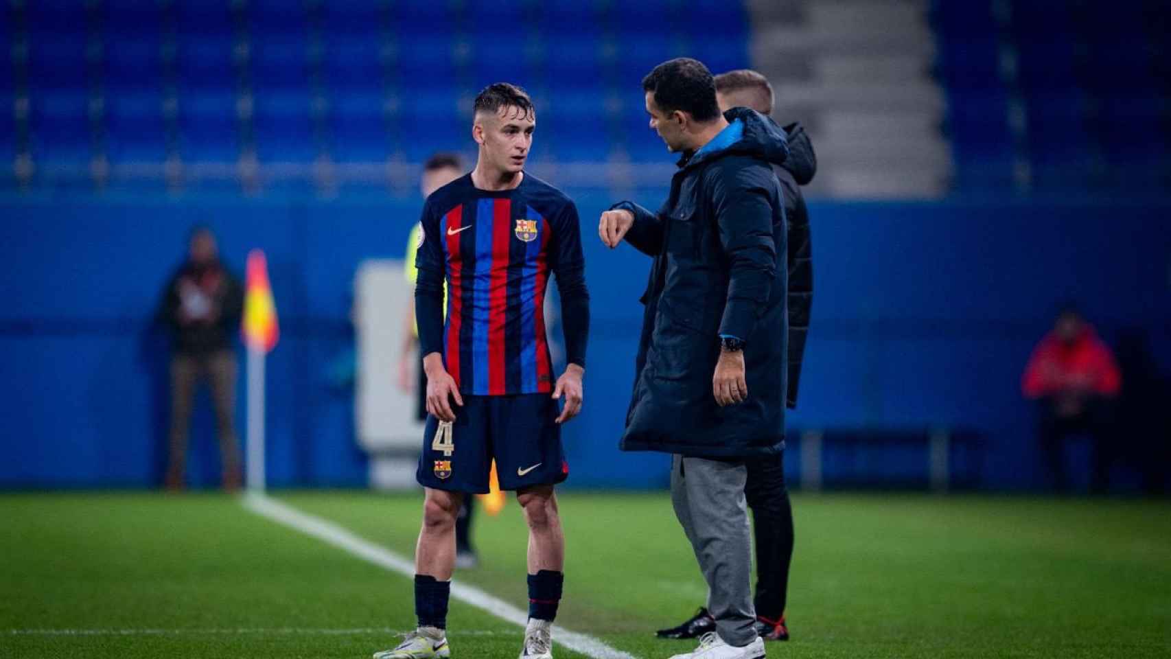 Marc Casadó habla con Rafa Márquez durante un partido del Barça B
