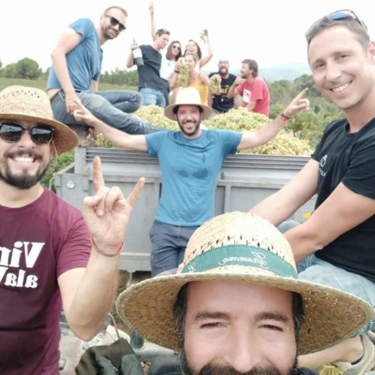 José González junto a unos amigos transportando las uvas