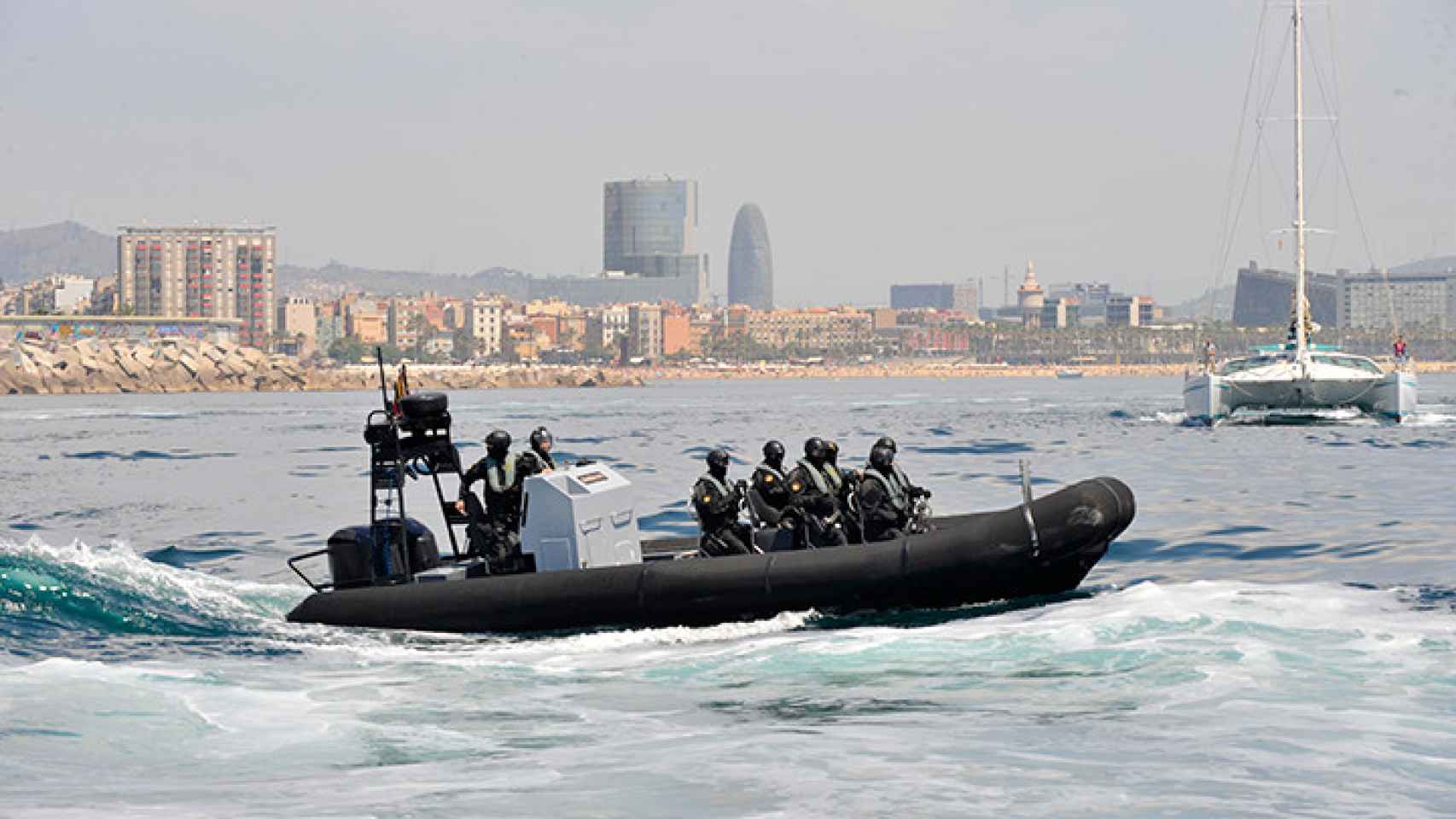 Un ejercicio de entrenamiento de un recurso marítimo de la Guardia Civil en Barcelona