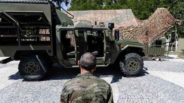 Un vehículo militar durante una jornada de puertas abiertas por el Día de las Fuerzas Armadas, en el parque de Madrid Río, a 16 de junio de 2023