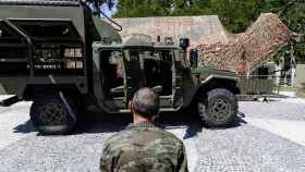 Un vehículo militar durante una jornada de puertas abiertas por el Día de las Fuerzas Armadas, en el parque de Madrid Río, a 16 de junio de 2023