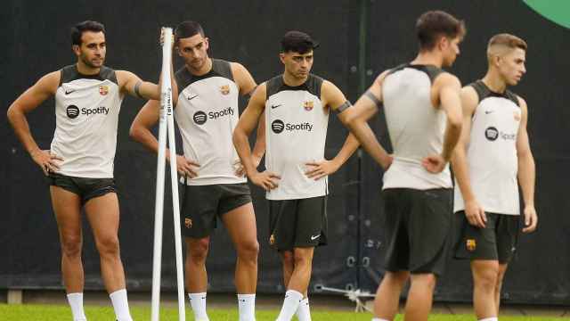 Pedri, junto a Ferran y Éric, observando un ejercicio del entrenamiento del Barça