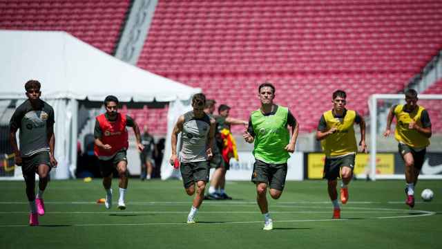 Los jugadores del Barça entrenan en el Memorial Coliseum de Los Ángeles