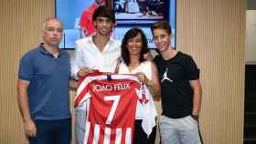 Joao Félix, junto a su familia, el día de la presentación de su fichaje con el Atlético