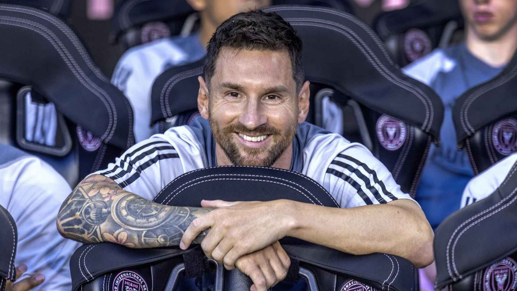 Leo Messi, sonriente en el banquillo del Inter Miami / EFE