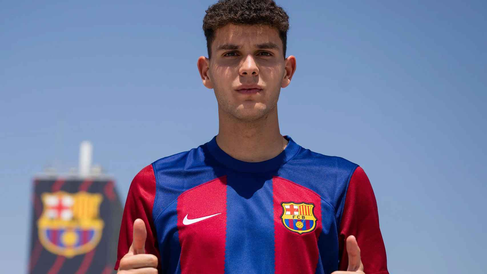 Álvaro Pérez posa por primera vez con la camiseta del Barça B