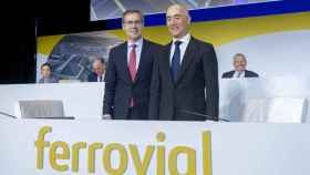 El presidente de Ferrrovial, Rafael del Pino (dcha.), y el consejero delegado, Ignacio Madridejos, en la junta de accionistas que aprobó el traslado a Países Bajos / EP