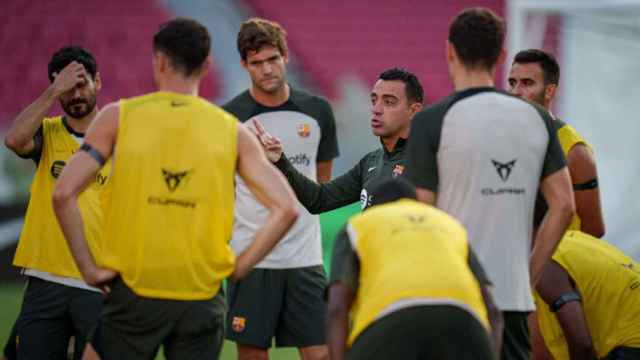 Xavi da indicaciones a sus jugadores antes del amistoso contra el Arsenal