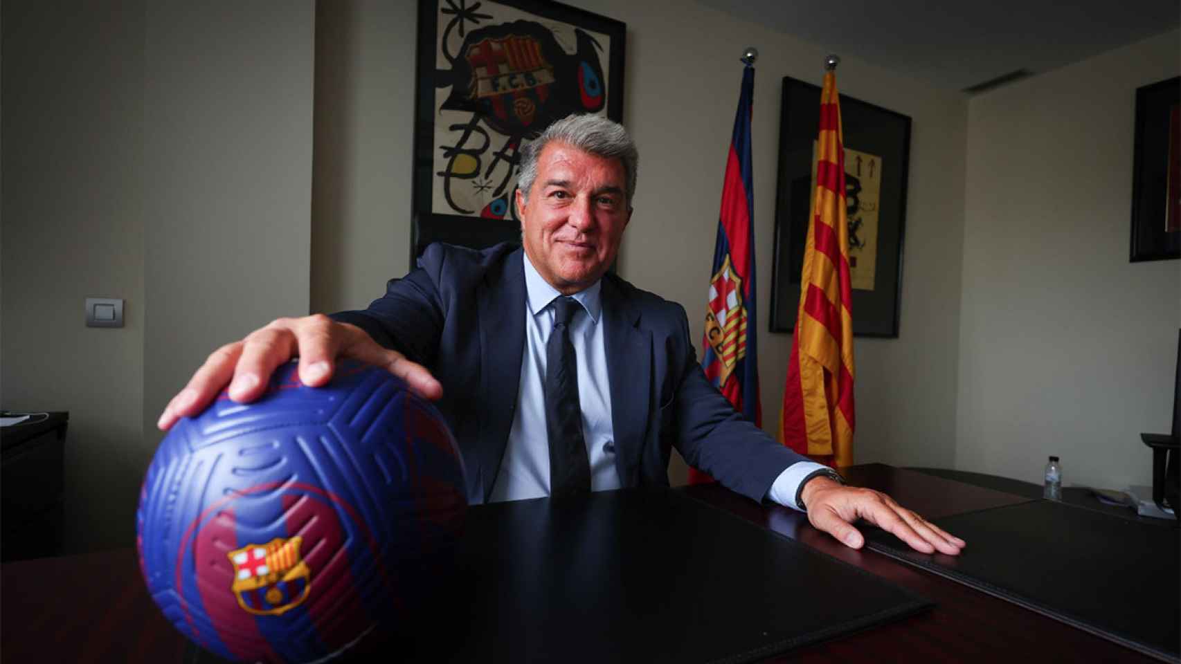 Joan Laporta, sonriente desde su despacho en el Camp Nou / REDES