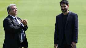 Joan Laporta e Ilkay Gundogan firman el contrato que vincula al jugador con el Barça