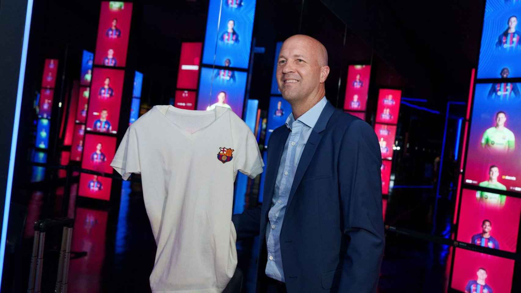 Jordi Cruyff dona la camiseta de su padre al FC Barcelona
