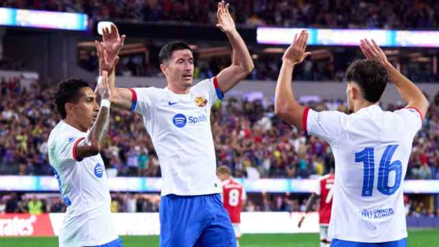 Robert Lewandowski celebra su gol ante el Arsenal con Raphinha y Ez Abde