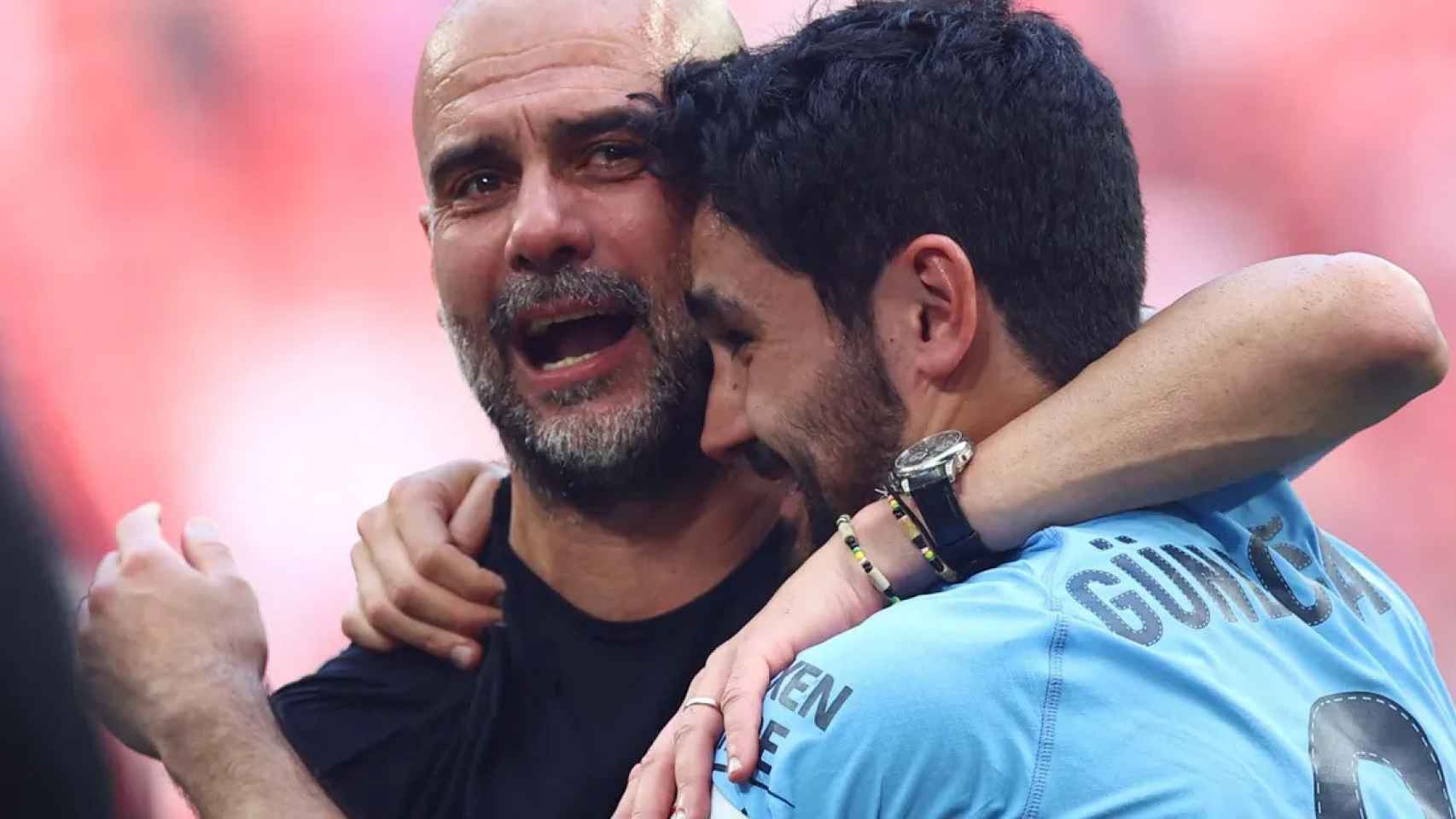 Guardiola llora a moco tendido abrazado a su capitán, Gundogan, tras ganar la FA Cup