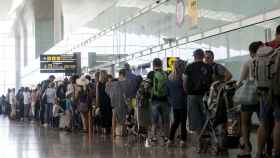 Colas ante los controles de seguridad del Aeropuerto de El Prat de Barcelona
