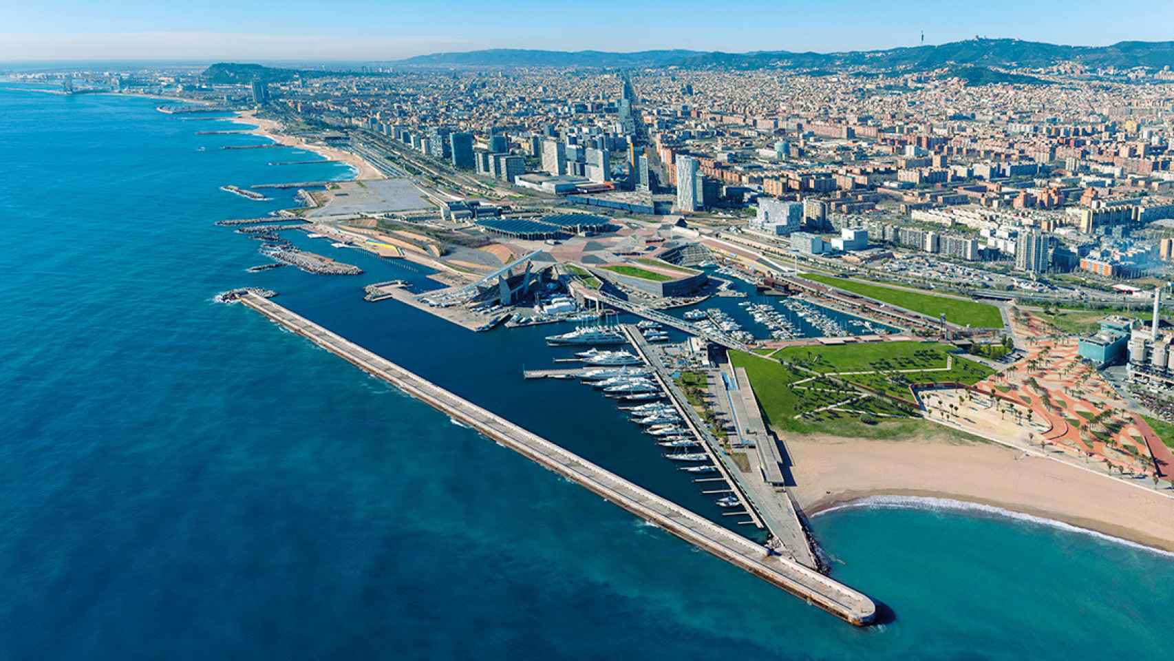 Imagen aérea del Port Fòrum de Barcelona, ubicado en Sant Adrià y cuya zona comercial es propiedad de Cerberus