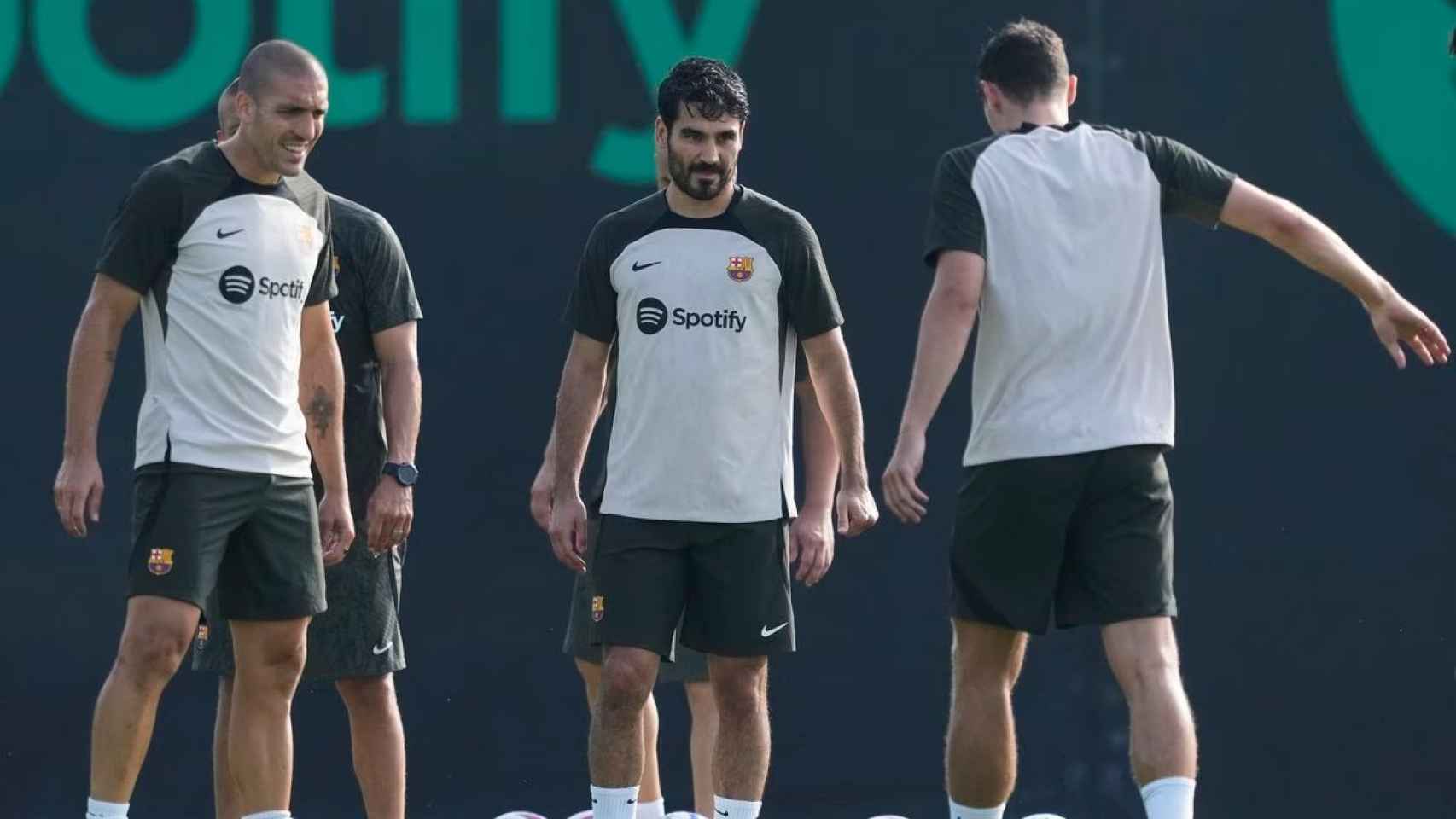 Oriol Romeu y Gundogan en el entrenamiento del Barça