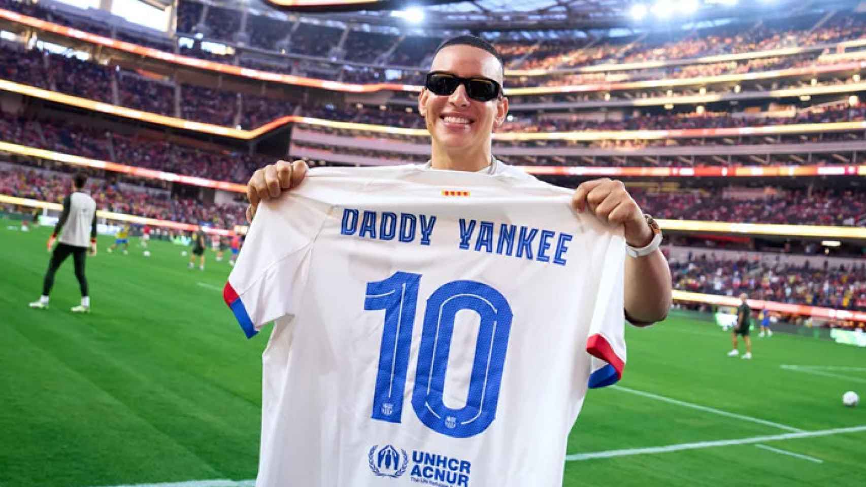 Daddy Yankee sostiene una camiseta personalizada del Barça