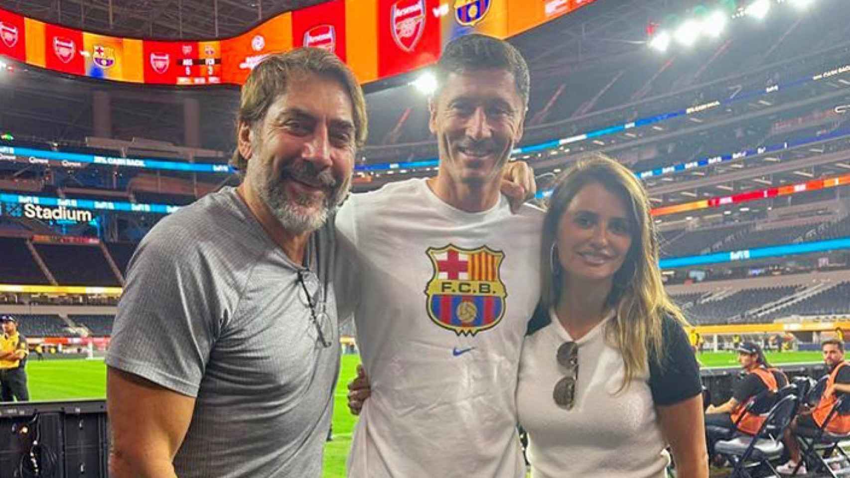 Lewandowski se toma una foto con Javier Bardem y Penélope Cruz