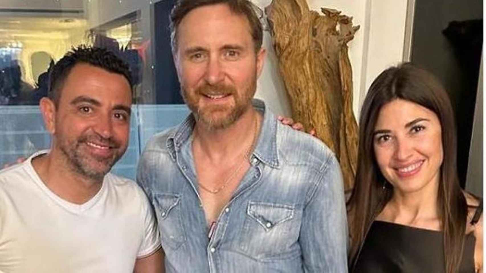 Xavi Hernández y su mujer, Núria Cunillera, con David Guetta en Ibiza