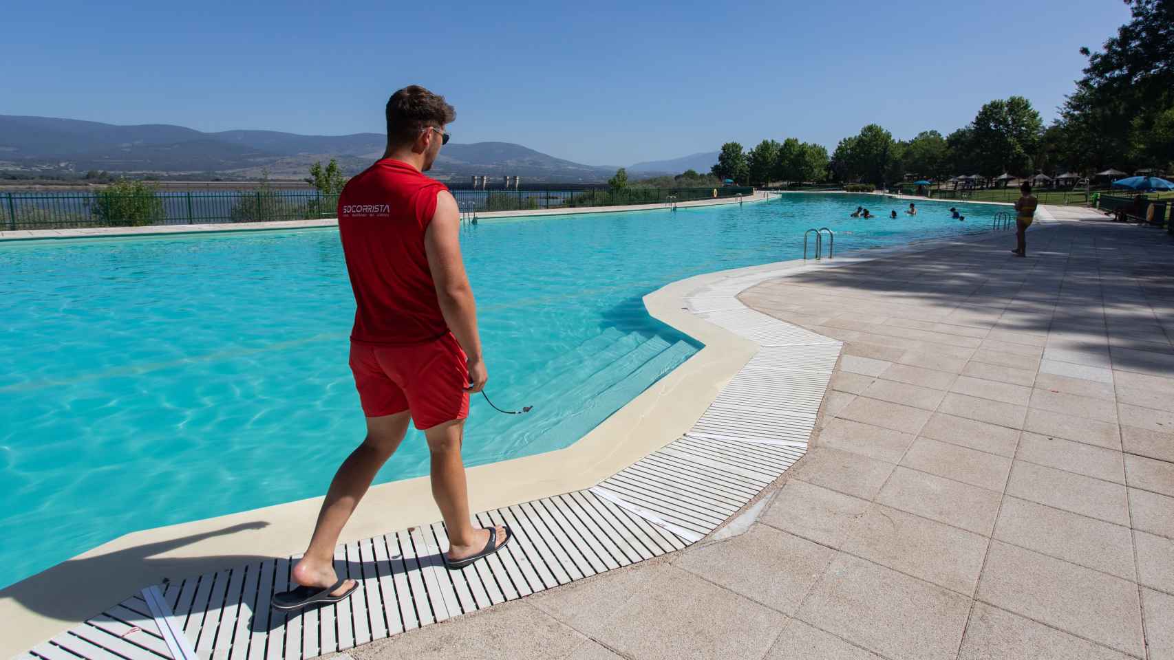 Socorrista de las piscinas naturales de Buitrago de Lozoya, a 11 de julio de 2023