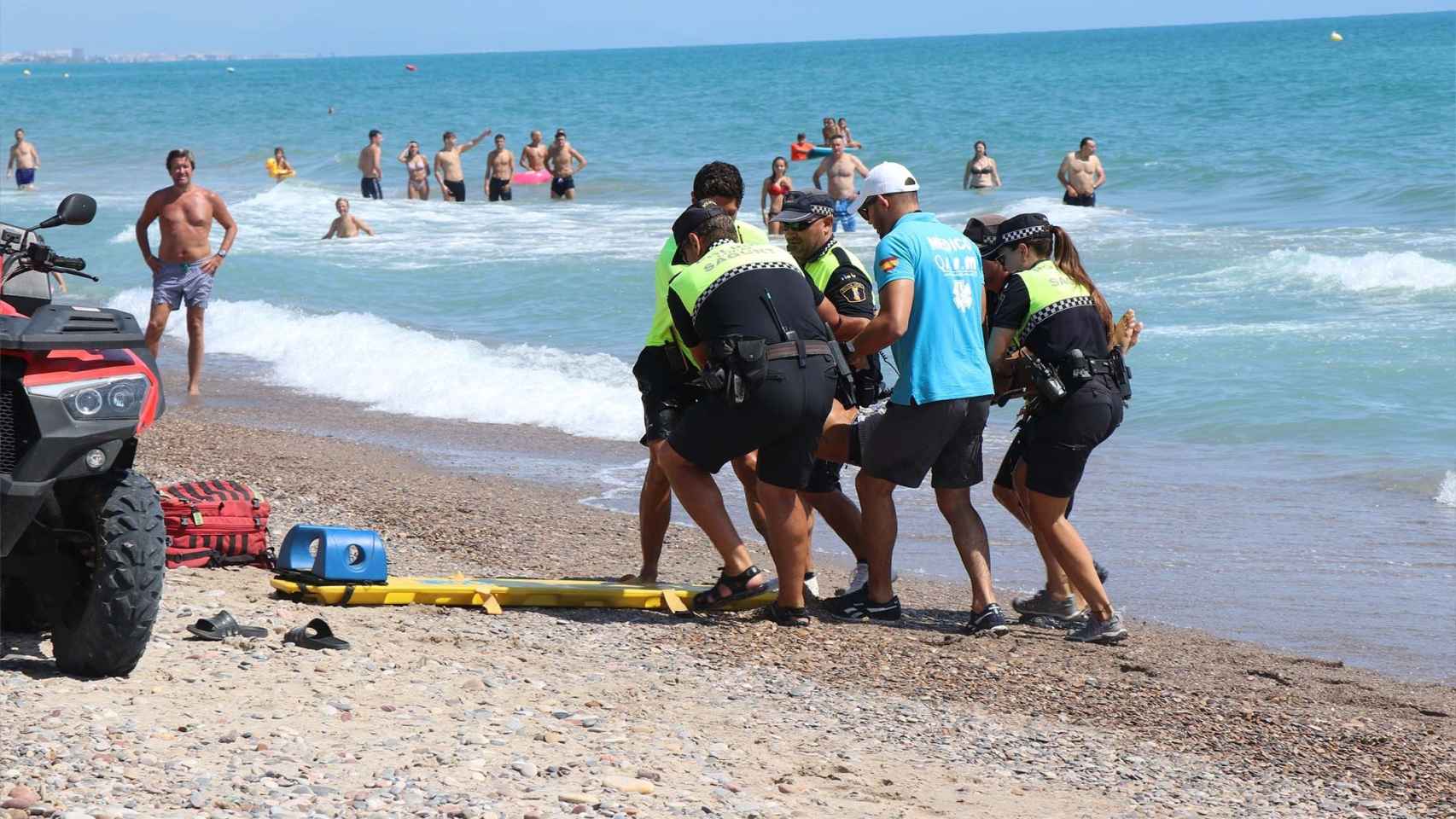 El servicio de socorrismo y la Policía Local de playas realizan un simulacro de salvamento en la playa de Almardà