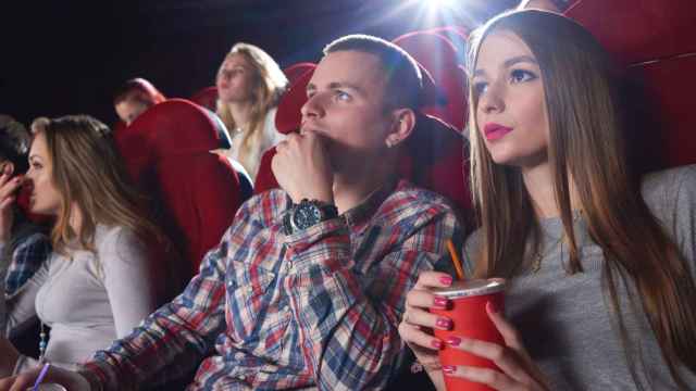 Personas disfrutando de una buena película