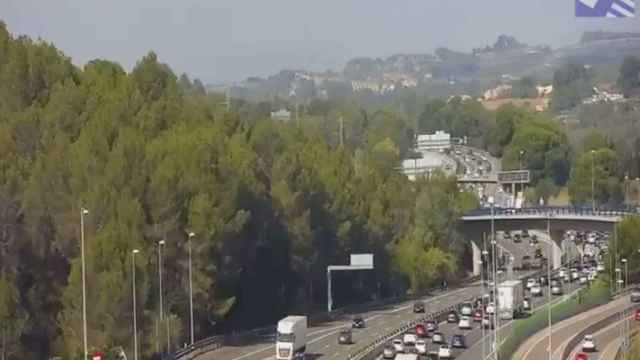 La vía registra kilómetros de retención y tráfico lento en varios puntos de Cataluña