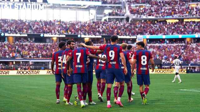 Los jugadores del Barça felicitan a Dembelé por su gol contra el Real Madrid