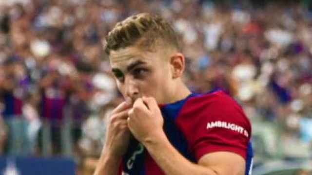 Fermín López se besa el escudo del Barça para festejar su primer gol