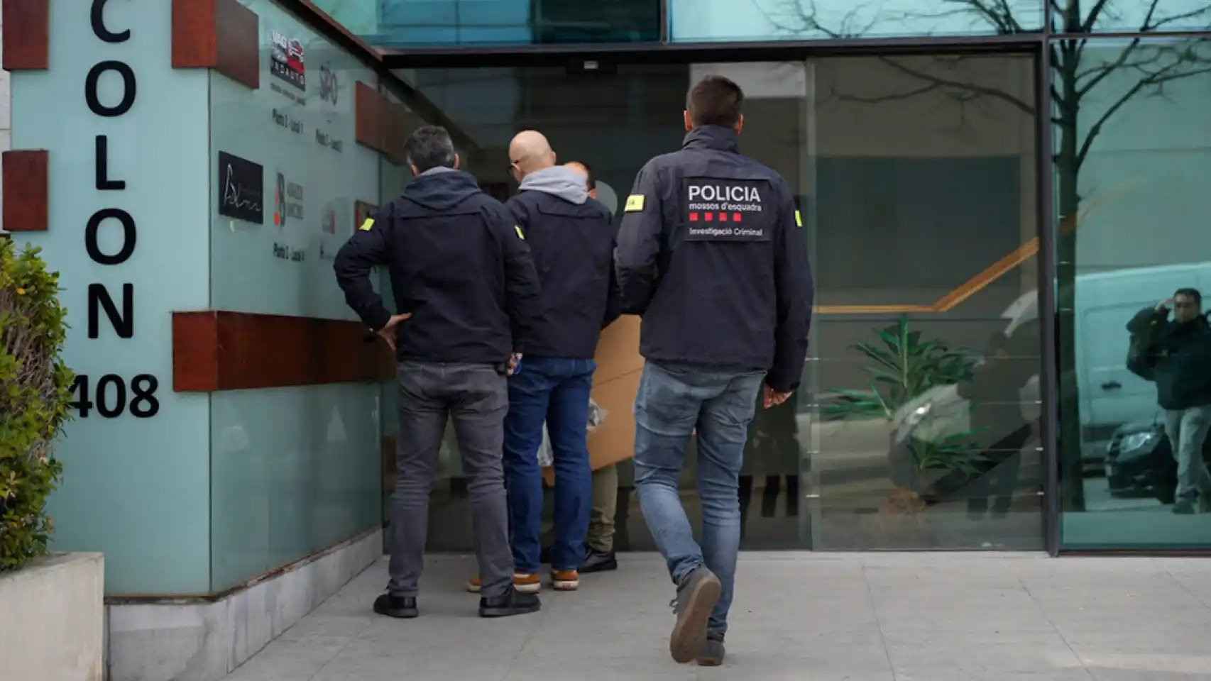 Mossos d'Esquadra y Guardia Civil, en la sede de Ambulancias Egara en marzo