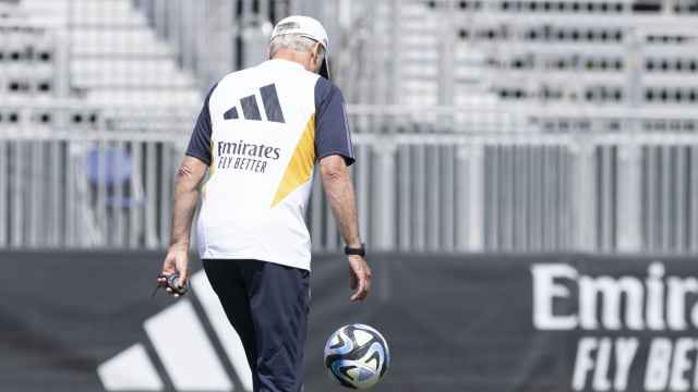 Carlo Ancelotti, dando toques a un balón durante la pretemporada del Real Madrid / EFE