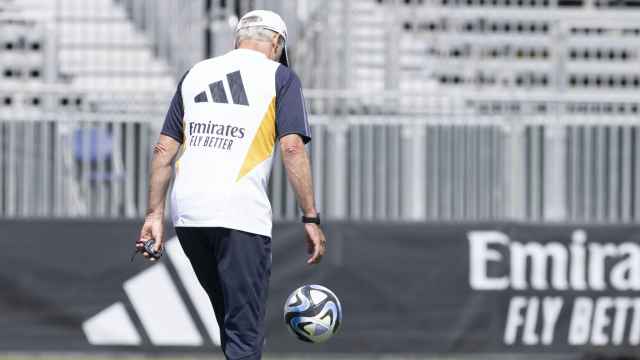 Carlo Ancelotti, dando toques a un balón durante la pretemporada del Real Madrid / EFE