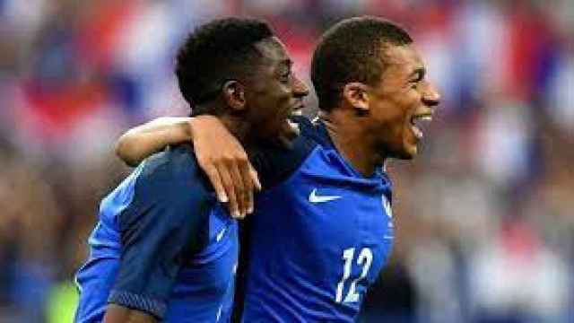Mbappé y Dembelé celebran un gol con Francia