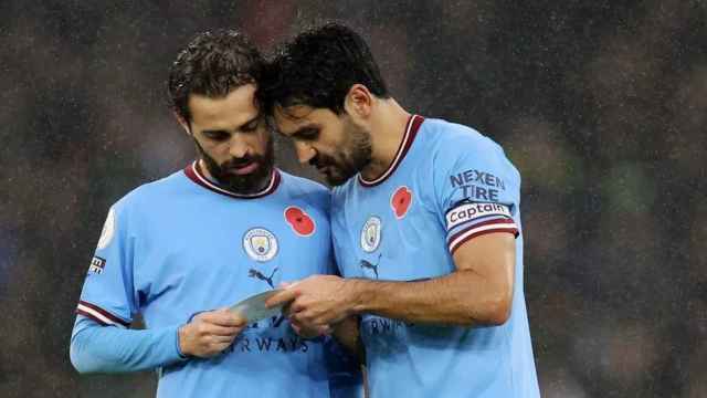 Bernardo Silva e Ilkay Gundogan comparten un momento durante un partido del Manchester City
