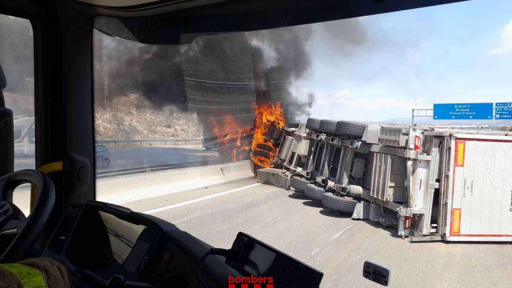 Un camión de cerdos volcado e incendiado en la AP-7