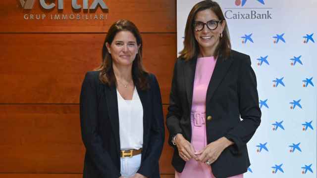 La vicepresidenta y consejera delegada de Vertix, Elena Massot (d.), y la directora territorial de Caixabank en Barcelona, Maria Alsina (i.)