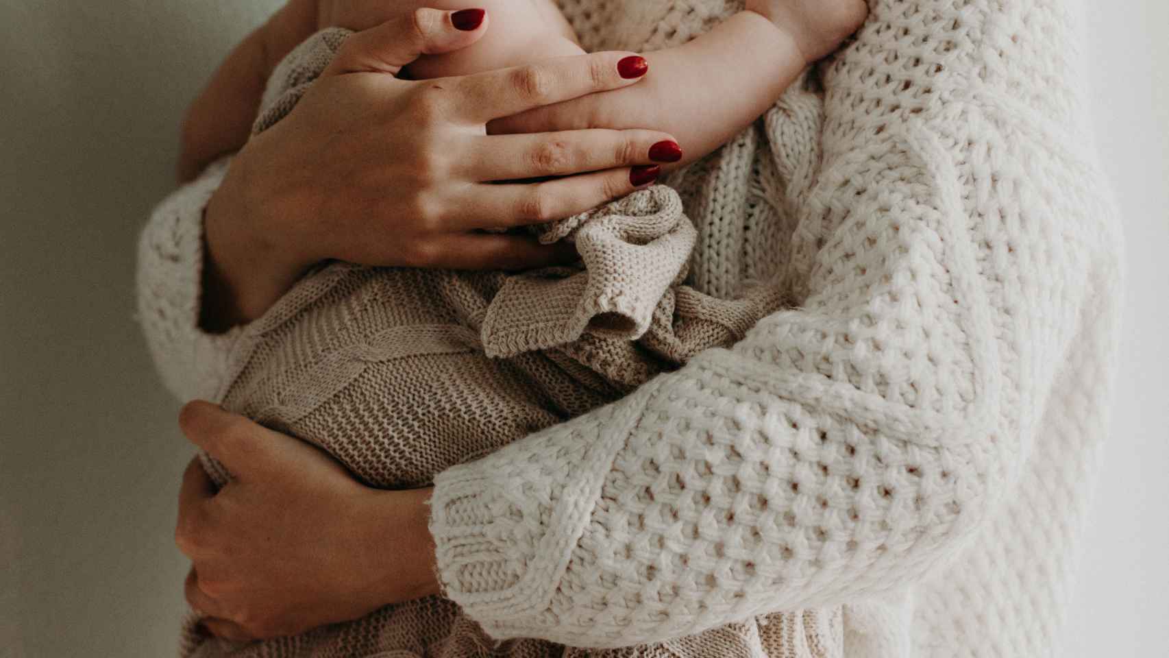 Una mujer sostiene a un bebé