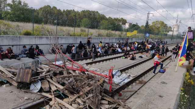 Barricadas en las vías del AVE en Girona tras la sentencia del 1-O