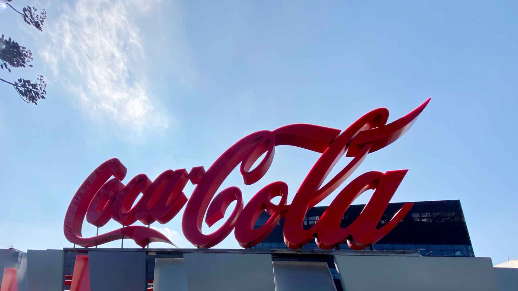 Logo de Coca-Cola en la sede de la compañía en Madrid