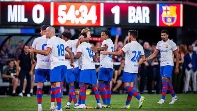 Los jugadores felicitan a Ansu Fati por el gol del triunfo del Barça contra el Milan