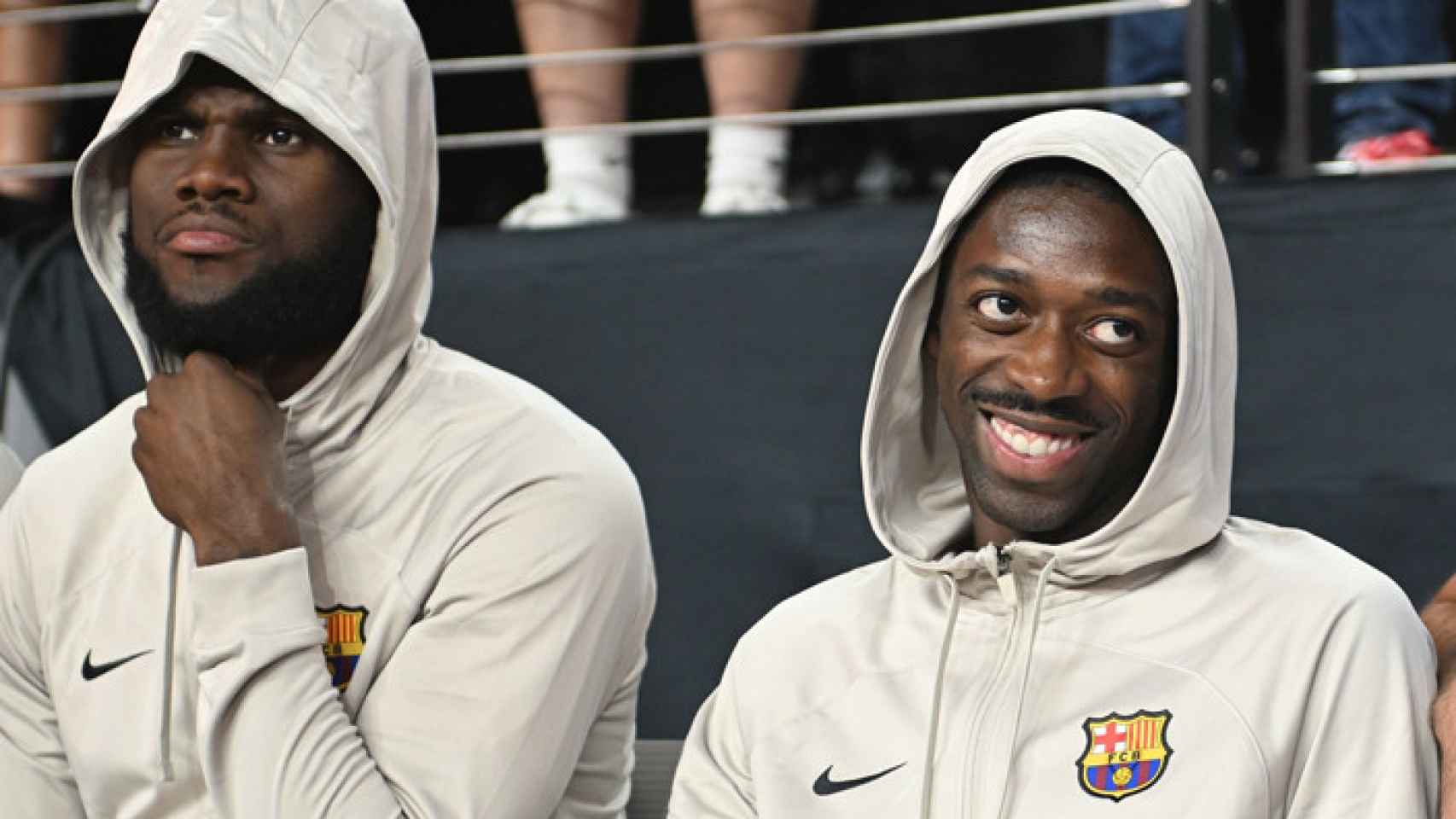 Kessié y Dembelé, en el banquillo del Barça durante el amistoso contra el Milan